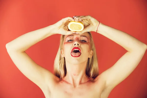 Citroen in handen van vrouw met creatieve modieuze make-up, vitamine — Stockfoto