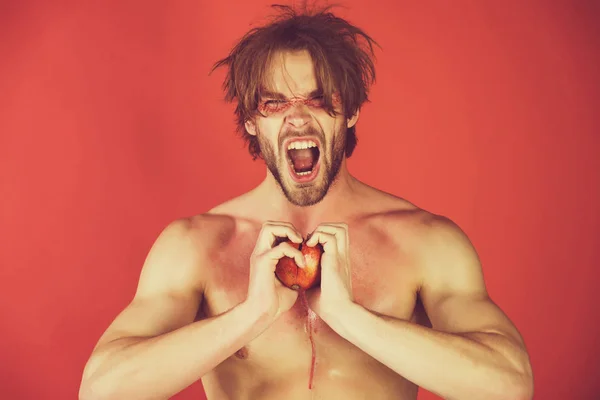 Hombre gritando con maquillaje creativo de moda mantenga granada , — Foto de Stock