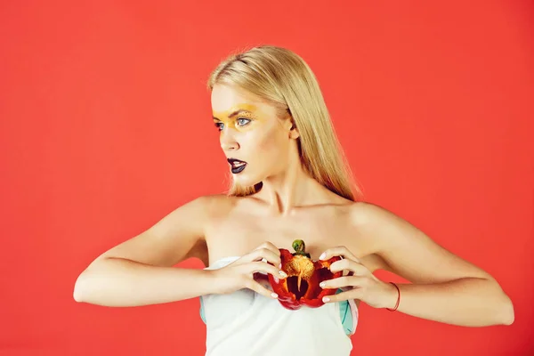 Mooie blonde vrouw met creatieve modieuze make-up houden bell p — Stockfoto