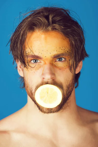 El hombre con el maquillaje creativo a la moda tiene el limón, la vitamina — Foto de Stock