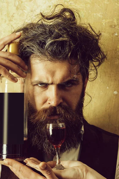 Hipster hält Flasche Wein und Glas auf weiblicher Hand — Stockfoto