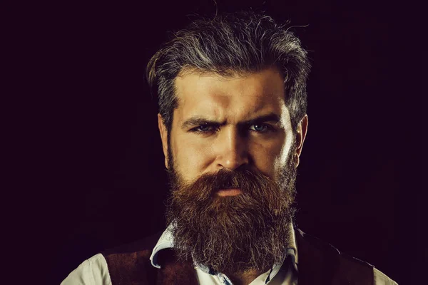 Homem com barba longa, bigode e cabelos grisalhos — Fotografia de Stock