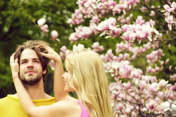 ピンクの花が咲くとモクレンの木 春の庭の自然な背景の愛 男女のカップル — ストック写真