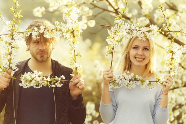 Pareja enamorada, mujer sonriente y hombre en marco de flores — Foto de Stock