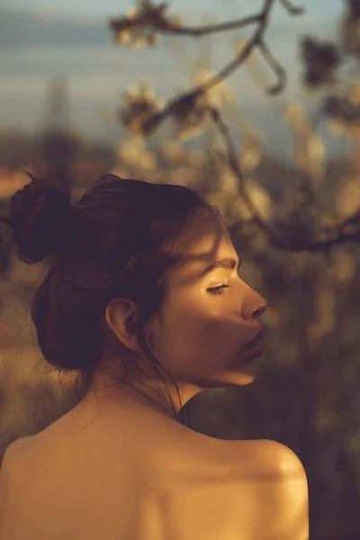 Bonito menina com cabelo bun posando com ombros nus — Fotografia de Stock