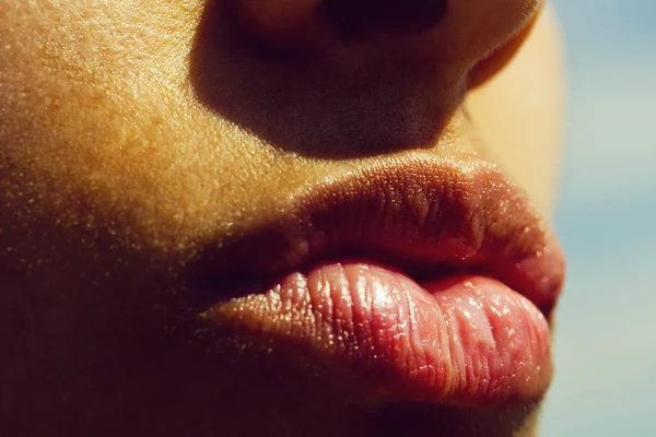 Schöne rosa Lippen. junge Frau mit Mund. — Stockfoto