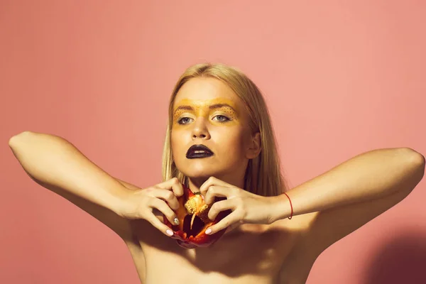 Paprika in hand van vrouw met creatieve modieuze make-up — Stockfoto