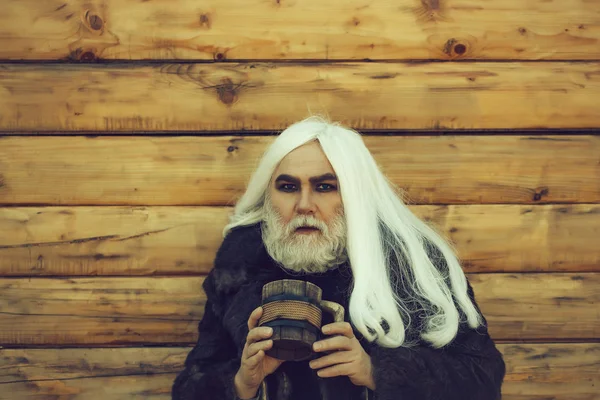 Бородатый мужчина с деревянной кружкой — стоковое фото