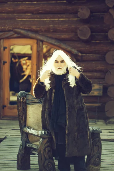 Viejo mago en silla de madera — Foto de Stock