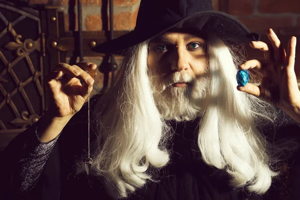 Oude tegenhanger van de wizard voor hypnose — Stockfoto