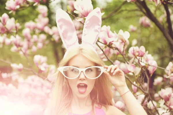 Verrast meisje met open mond, bunny oren en grappige bril — Stockfoto