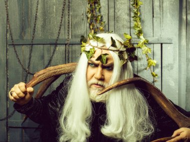 Boynuzları olan Zeus adam