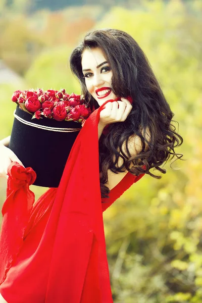 Chica sonriente sexy con rosas rojas —  Fotos de Stock