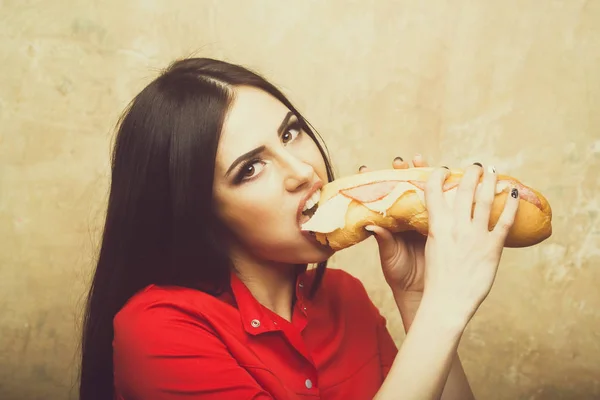 Sexy mooie brunette vrouw eet grote sandwich of Hamburger — Stockfoto