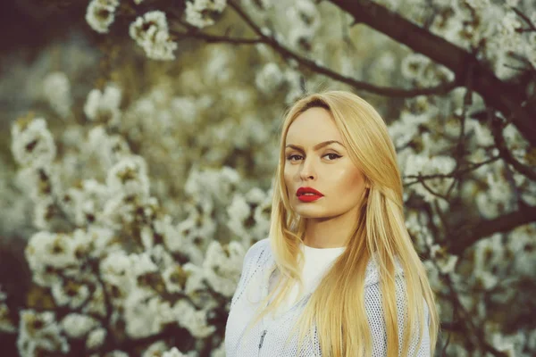 Maquillaje labios rojos en la cara de la mujer en flor de primavera — Foto de Stock