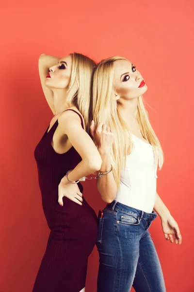 여성 쌍둥이, 밝은 화장과 친구 — 스톡 사진