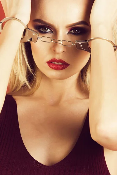 Девушка в наручниках, сексуальная блондинка с красными губами — стоковое фото