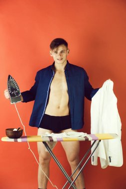 Kırmızı zemin üzerine beyaz ceket ile gülümseyen atlet