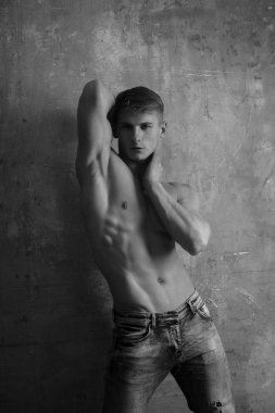 güçlü atletik adam, fitness modeli, gövde gösteren altı bohça abs