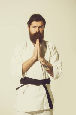Sakallı karate adam, acımasız beyaz ciddi hipster kimono içinde