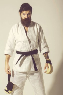 ciddi karate erkek kimono ve boks eldivenleri sakallı