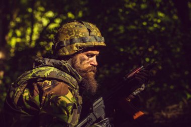 silahı olan genç asker