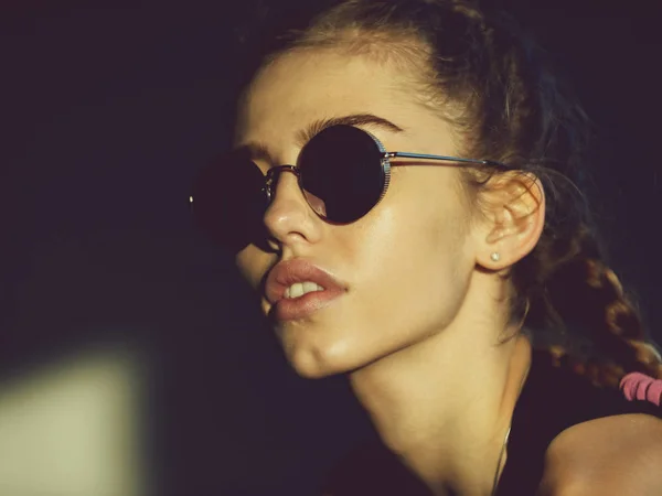 Güneş gözlüğü, genç güzel kadın kız portre — Stok fotoğraf