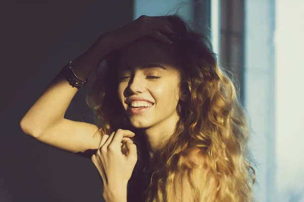 Retrato de mulher feliz com cabelo ondulado longo — Fotografia de Stock