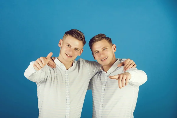Models standing on blue background — Stock Photo, Image