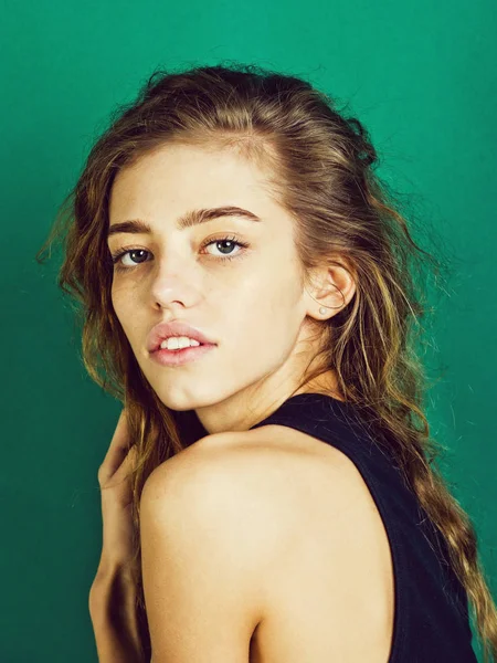 doğal sarışın, uzun saçlı, yağlı dalgalı, kız, makyaj yok