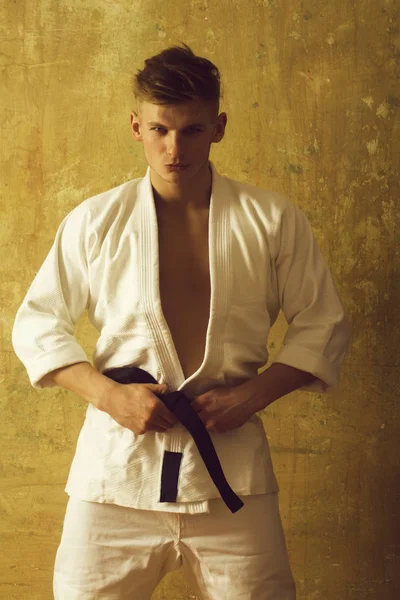 Karate mannen i vit kimono — Stockfoto