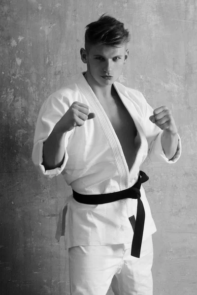 Fighter eller karate mannen i vit kimono — Stockfoto