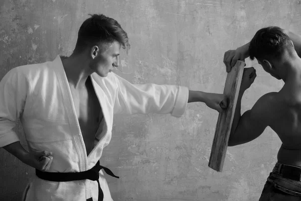 Två stiliga män träna karate — Stockfoto