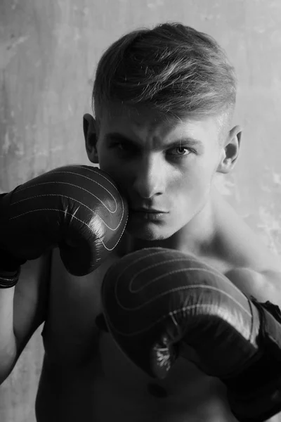 Guantoni da boxe colore rosso sulle mani dell'uomo pugile — Foto Stock