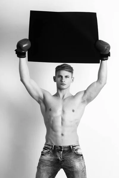 Man, lege bokser, holding zwart, papier in bokshandschoenen — Stockfoto