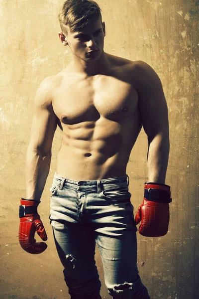Esporte e fitness, Muscular, sexy boxer em vermelho, luvas de boxe — Fotografia de Stock