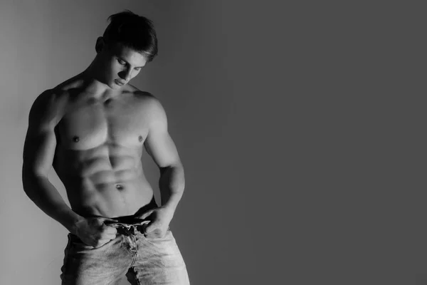 Ισχυρή Αθλητικός άνδρας, μοντέλο fitness, abs έξι πακέτων δείχνει κορμού — Φωτογραφία Αρχείου