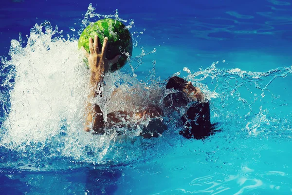 Homem com melancia na piscina — Fotografia de Stock