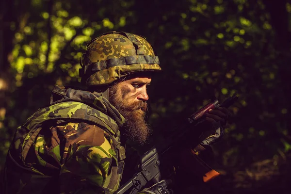 Jovem soldado com arma — Fotografia de Stock