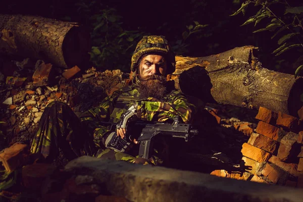 Jovem soldado com arma — Fotografia de Stock