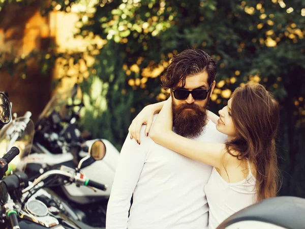 对年轻的夫妇拥抱附近自行车 — 图库照片