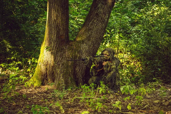 Gulyabani kostümlü keskin nişancı.