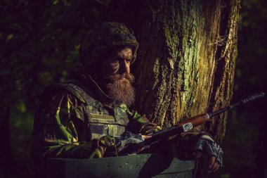 tüfeği olan genç asker