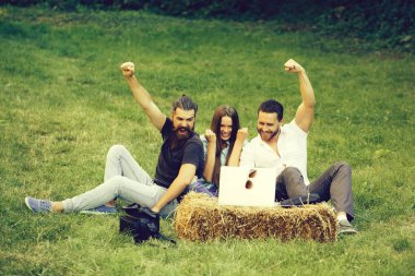 Mutlu arkadaş dizüstü bilgisayar kullanarak