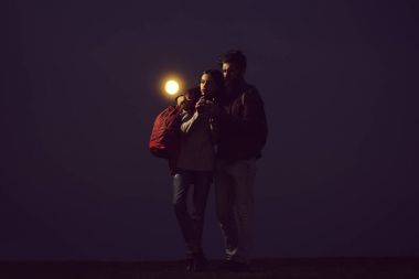 alacakaranlık kucaklayan Çift