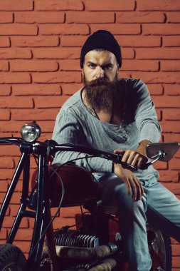 Motosikletli sakallı motorcu.