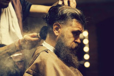 Makyaj fırça ile cilt üzerinde toz alma adam sakallı