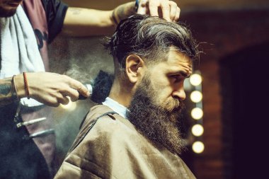 Makyaj fırça ile cilt üzerinde toz alma adam sakallı