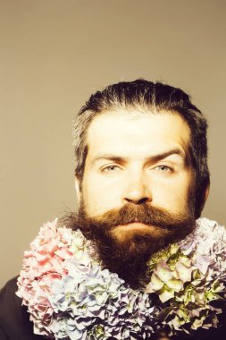 Ortanca çiçek ile sakallı adam