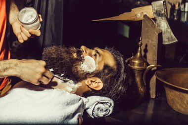 Sakallı adam tıraş vardır